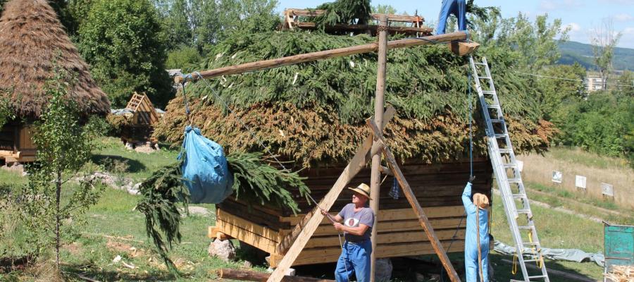 Ridicarea cu ”cumpăna” a  crengilor și așchiilor